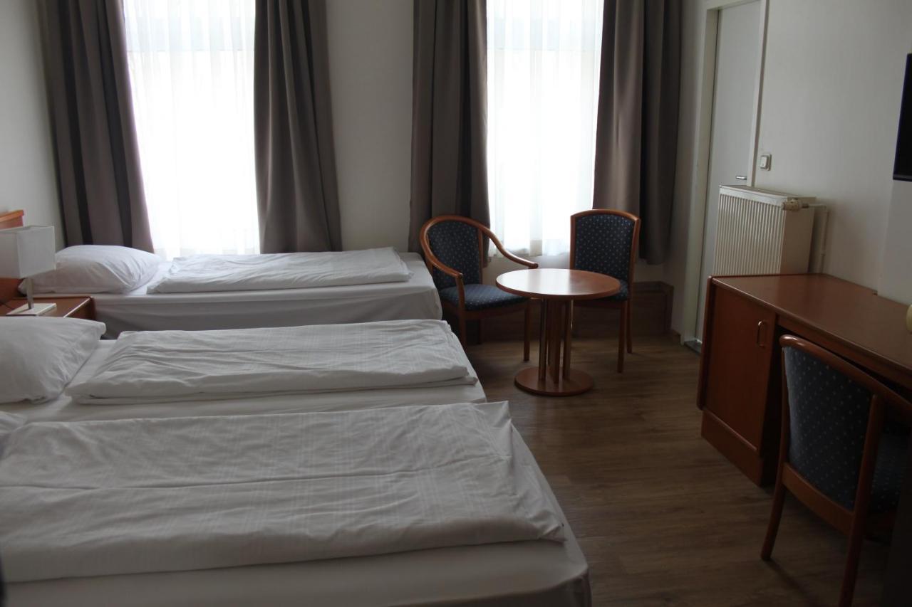 Stadt-Gut-Hotel Zum Rathaus Oberhausen  Esterno foto